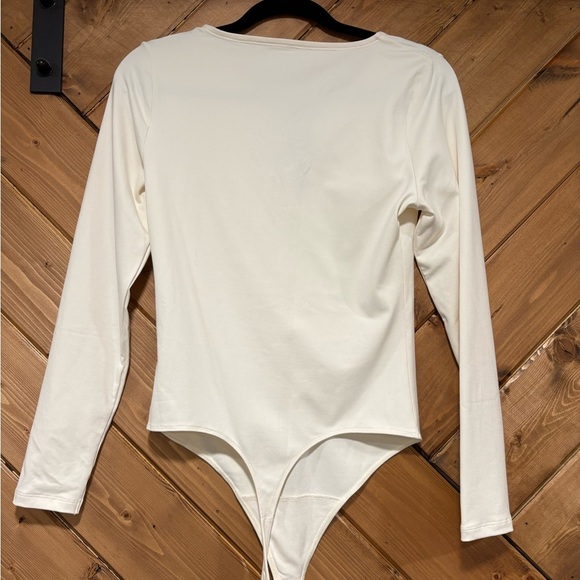 🆕 Abercrombie & Fitch Cream Tie Front Long Sleeve Bodysuit - Picture 2 of 3